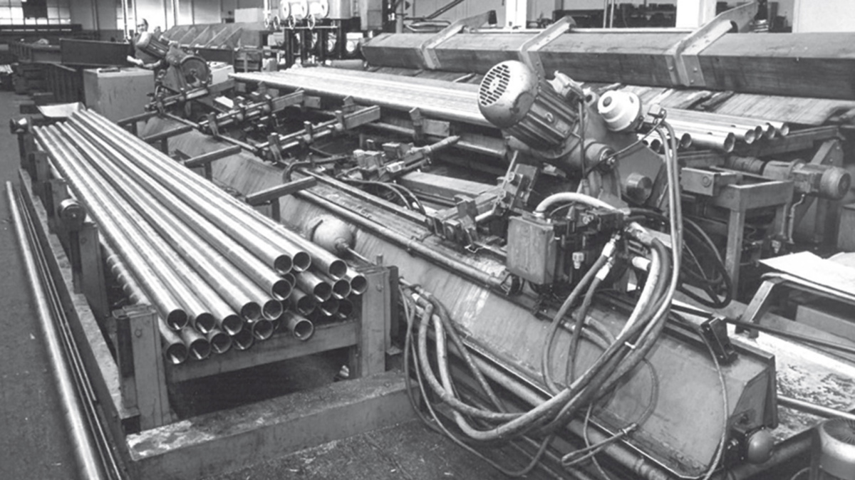 1930: Beginn der Produktion von Profilstahlrohren.