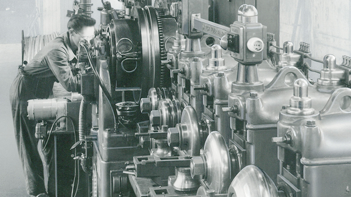 1948: Inbetriebnahme einer Anlage für das elektrische Widerstandsschweissen von Stahlrohren.