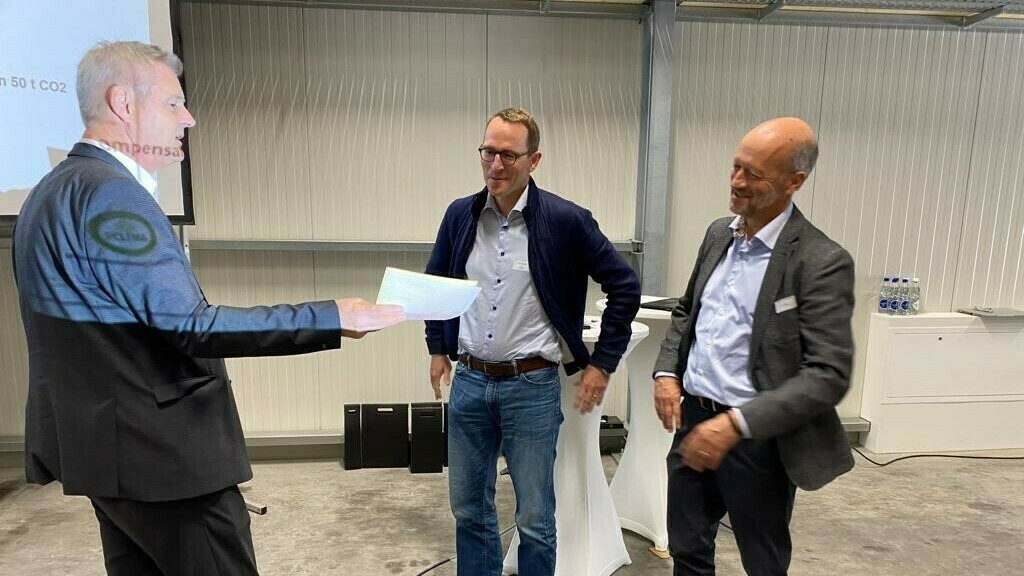 Paul Zähner, Steinegg AG und Burghard Schneider, CEO der Cilander AG nahmen von Präsident Urs Alder das Zertifikat in Empfang.