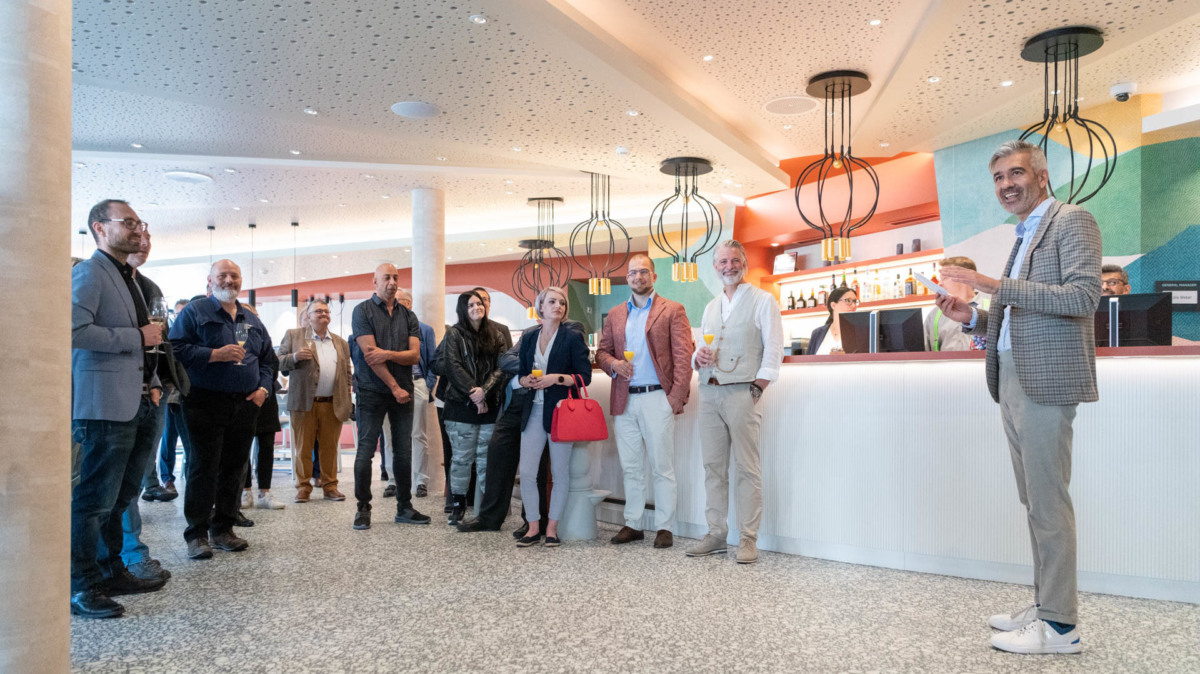 Michael Benvenuti, Co-Geschäfsführer des Mineralbads, begrüsste die Gäste und führte durch das Eröffnungprogramm