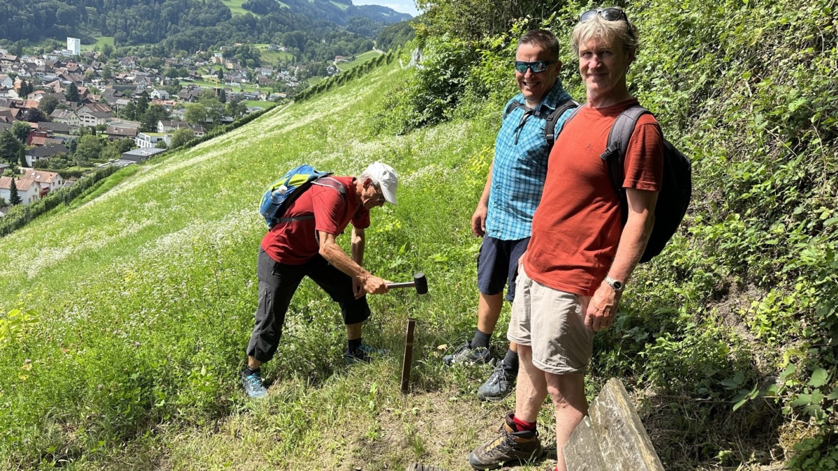 Bernhard Litscher markiert oberhalb Berneck eine Stelle, wo eine Informationstafel zu stehen kommen soll. Rechts daneben Toni Loher und Jörg Krummenacher