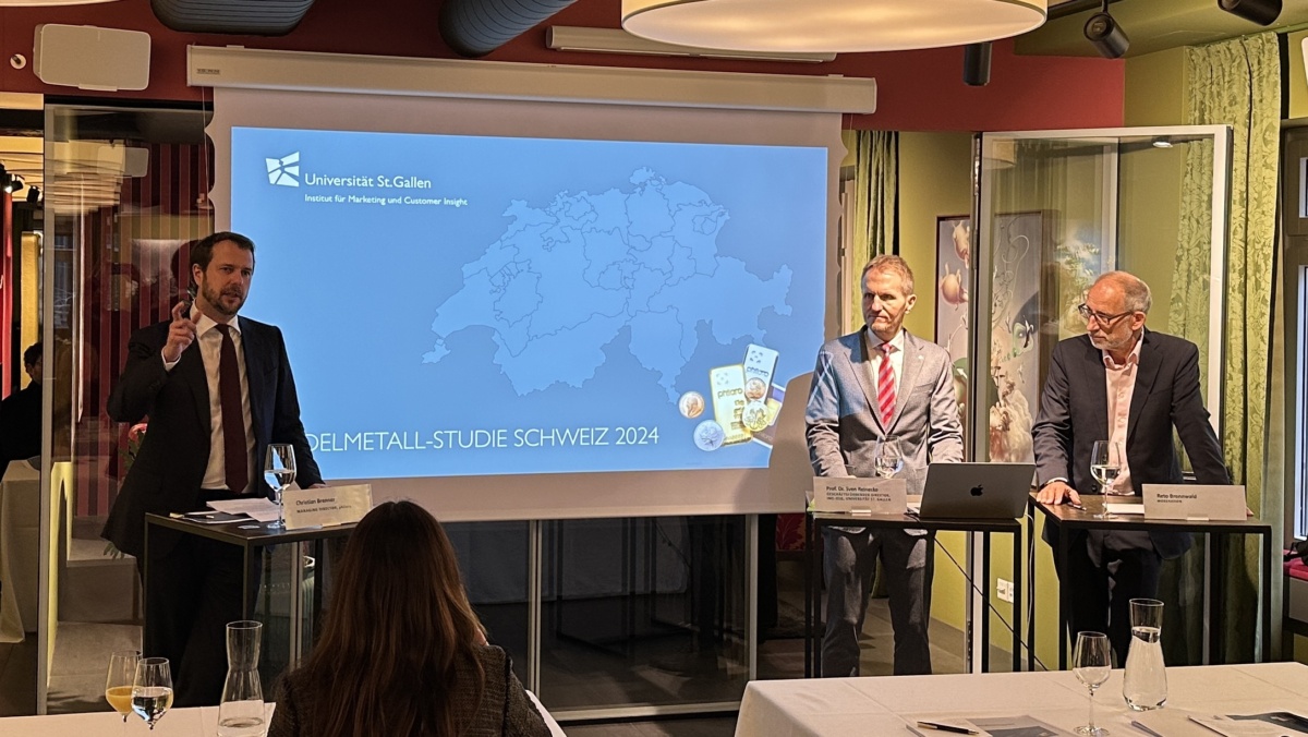 Philoro-CEO Christian Brenner, HSG-Professor Sven Reineke und Moderator Reto Brennwald an der Studienpräsentation