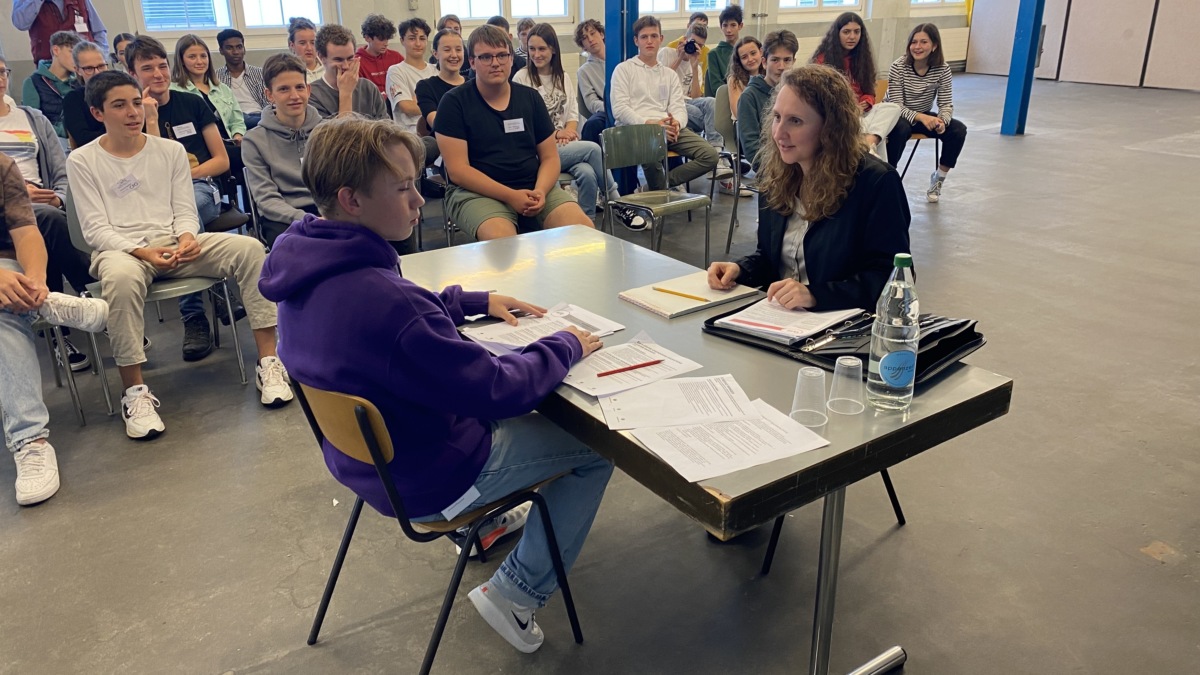 Cornelia Grill, HR-Leiterin der Sefar AG, führt die Schülerinnen und Schüler in den Bewerbungsprozess ein.