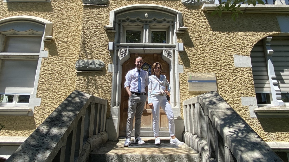 CEO-Assistentin Myriam Waldvogel und Marketing-/Social-Media-Assistent Matthias Schiess vor der Villa, die auch zur Berit Goldach gehört