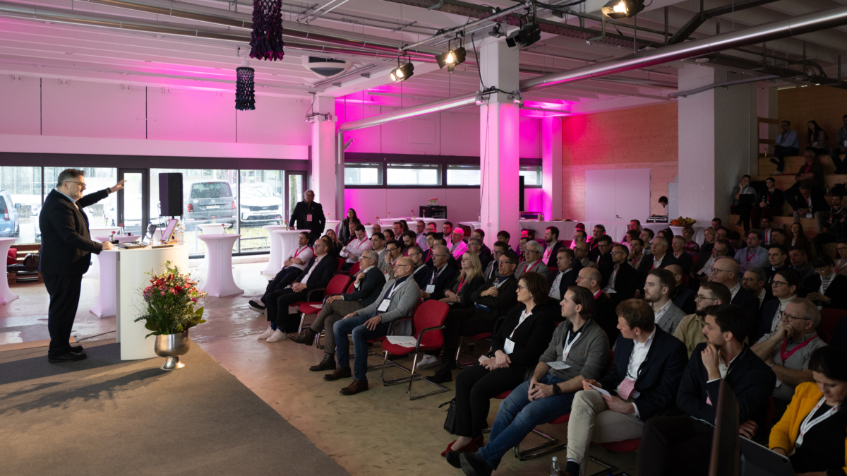 Erstes Innovationsforum zur KI in der Ostschweiz bringt Wirtschaft zusammen