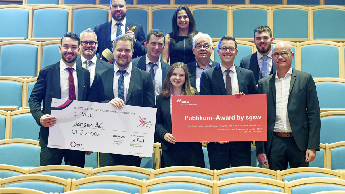 Das Projektteam «Jansen» mit Auftraggeber Dietmar Alge, Coach Michael Czarniecki und Preisstifter Klaus Brammertz, Bauwerk Group (alle 2. Reihe, v. l. n. r) sowie Marco Letta, St.Galler Stadtwerke, der den Publikum-Award übergab (rechts aussen)