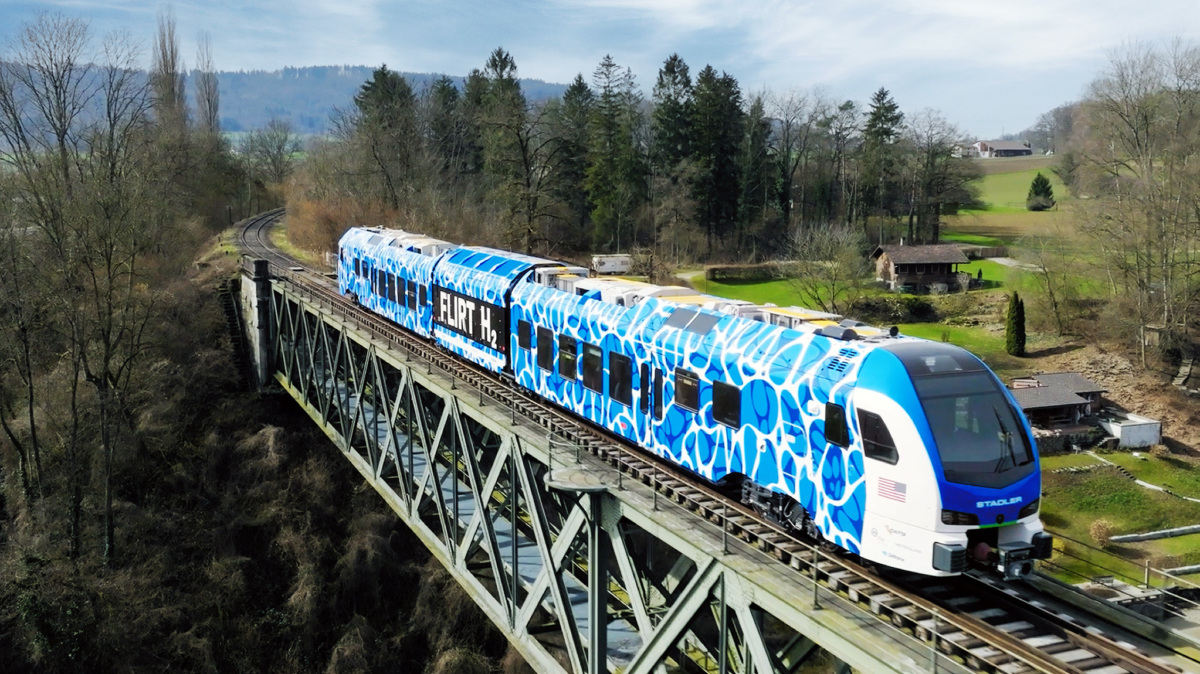 Der Flirt H2 produziert im «Powerpack» in der Mitte Strom mit einer Brennstoffzelle.