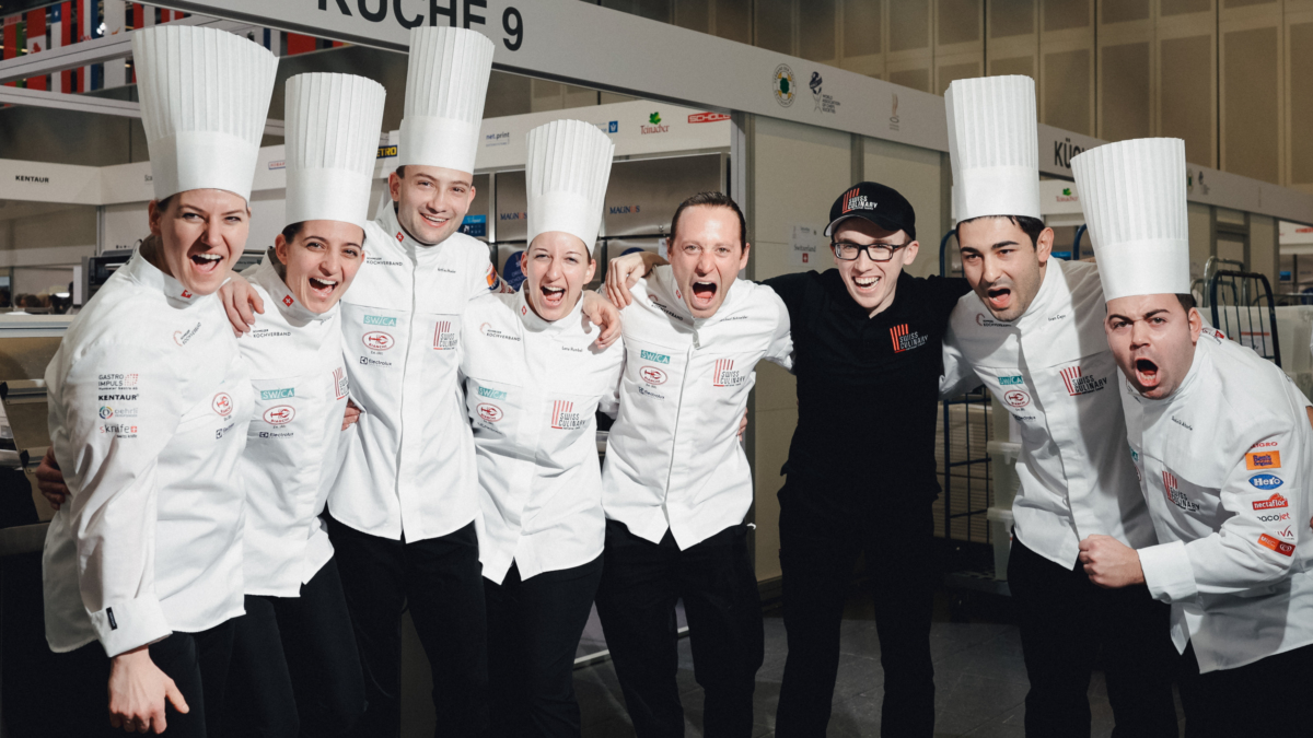 Die Schweizer Kochnationalmannschaft jubelt ueber die erste Goldmedaille an der Olympiade