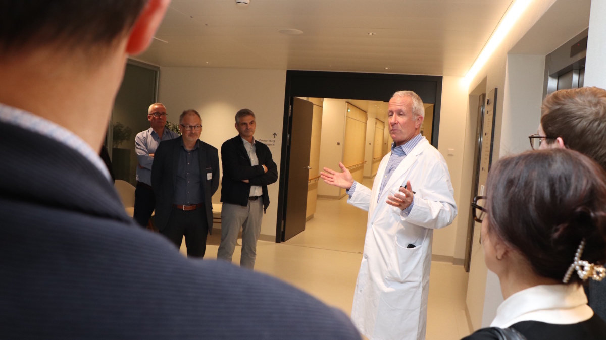 Andreas Künzli, Chefarzt Herzchirurgie, führt die Besucher durch die neue Herzklinik
