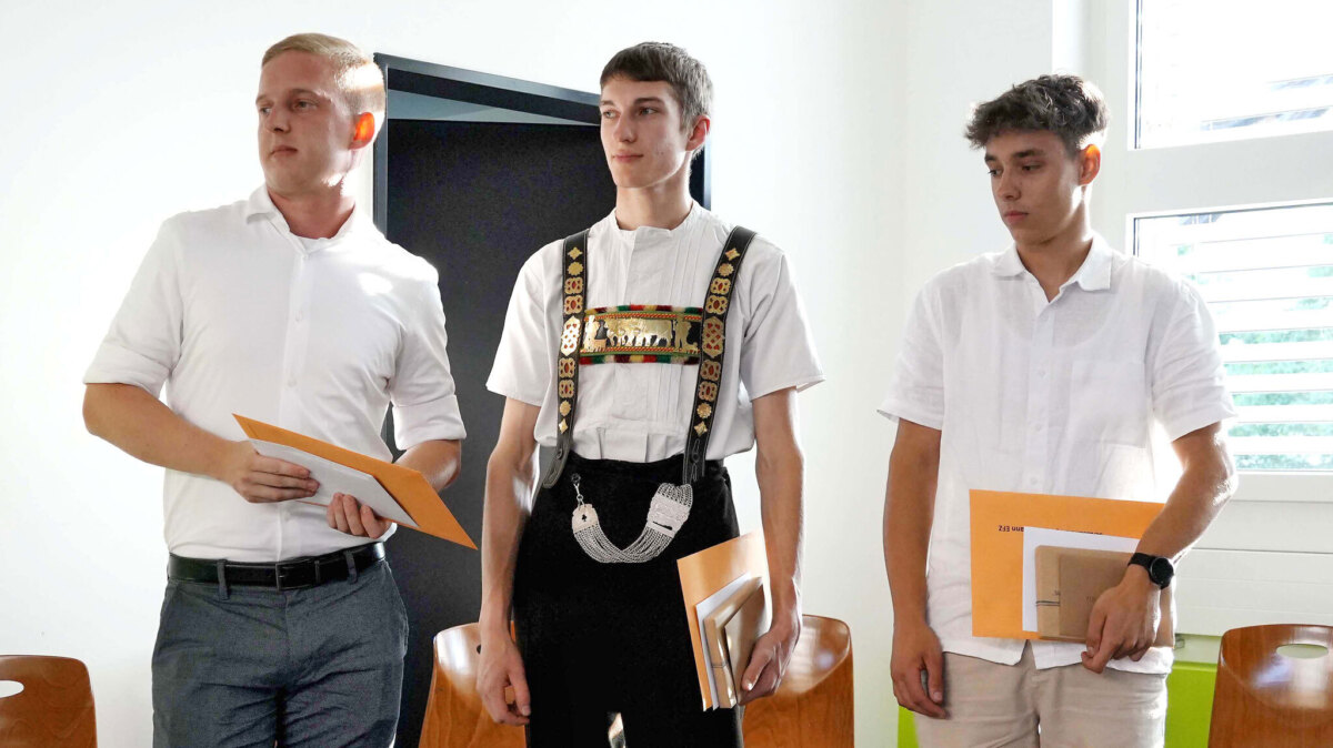 Die Kandidaten mit den besten EFZ-Abschlüssen (v.l.): Tobias Bolliger, Reto Looser, Janik Amstutz.