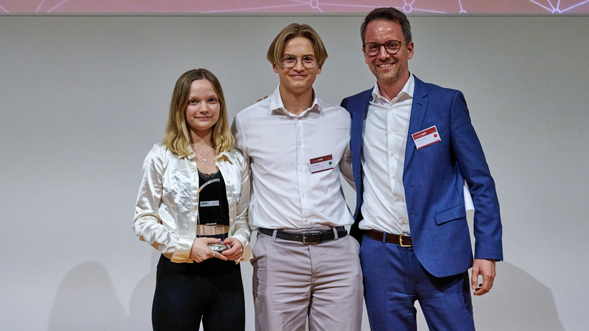 Lara Sophie Kammerer und Tim Scheurer (Mitte) mit Publikumspreis-Sponsor Alessandro Sgro von der Cronberg AG.