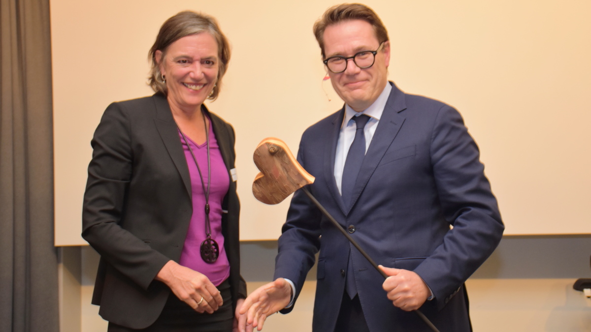 Ständerat Benedikt Würth gratuliert Katharina Lehmann «mit dem hölzernen Herz» symbolisch mit einem kunstvollen Herz aus Holz.