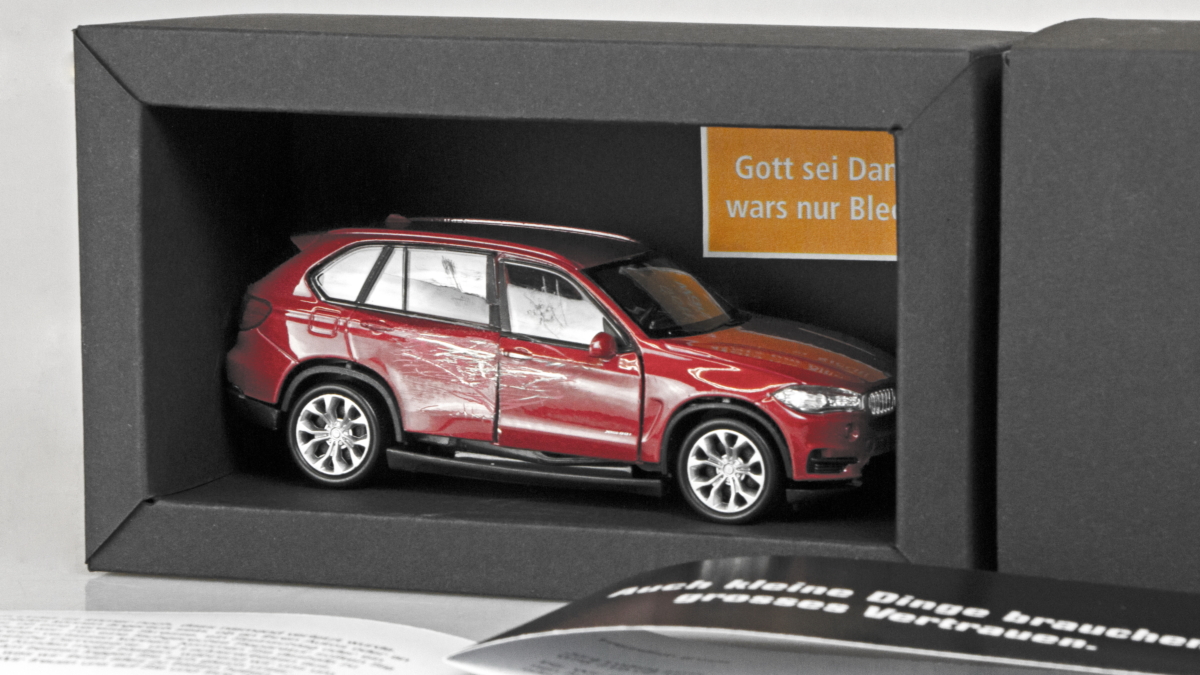 Demolierte Autos werben für Ludwig
