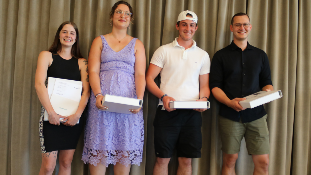 Diese vier jungen Malerinnen und Maler EFZ erzielten an der Lehrabschlussprüfung ein Ergebnis von 5,1 und besser, von links: Alicia Forster aus Kreuzlingen (5,4), Melanie Meier aus Oberaach (5,3), Valentin Steiner aus Romanshorn (5,2) und Patrick Niederer aus Braunau (5,1).