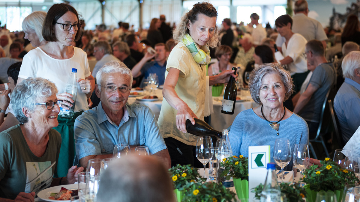 2600 Gäste geniessen im Anschluss an den offiziellen Teil der Versammlung ein feines Menü im Festzelt. Gemeinsam mit rund 200 Helferinnen und Helfern aus Thurgauer Vereinen sorgt sich das Restaurant Seelust um das Wohl der Partizipantinnen und Partizipanten.
