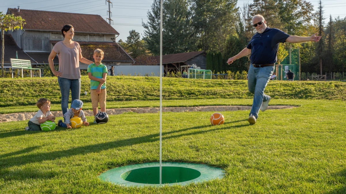 Spielspass für Gross und Klein – der Ball muss wie beim Golf ins Loch.