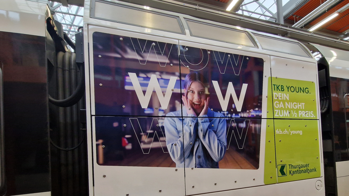 Junge Leute fahren günstig Zug und Bus mit der TKB