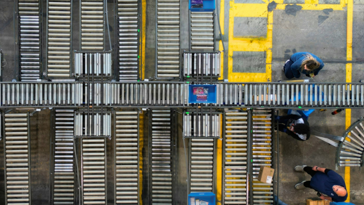 Das Fulfillment-Center in Arbon mit intern entwickelter, dynamisch gesteuerter Fördertechnik