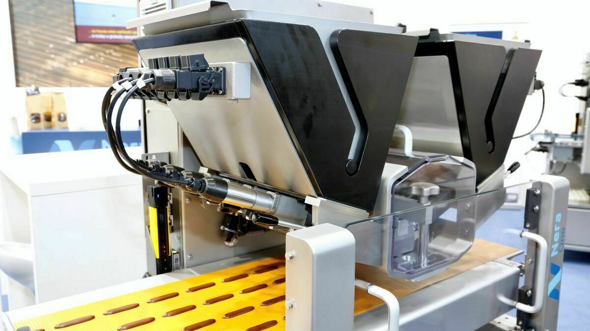 Erste Pralinemaschine aus Wil nach Asien geliefert