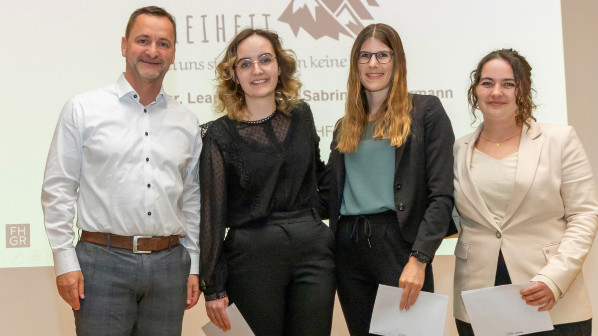 Preisstifter Enrico Lardelli (Graubündner Kantonalbank) mit den Zweitplatzierten Leandra Signer, Sabrina Zimmermann und Joy Kohler