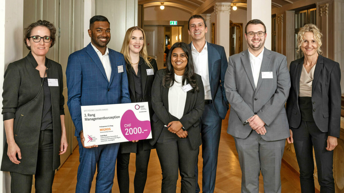 Preissponsorin Heidi Bösch (Genossenschaft Migros Ostschweiz, rechts) freut sich mit dem Team Abacus Research und OST-Coach Ronald Ivancic (hinten mitte) und Auftraggeberin Sandra Rohr (OST, links)