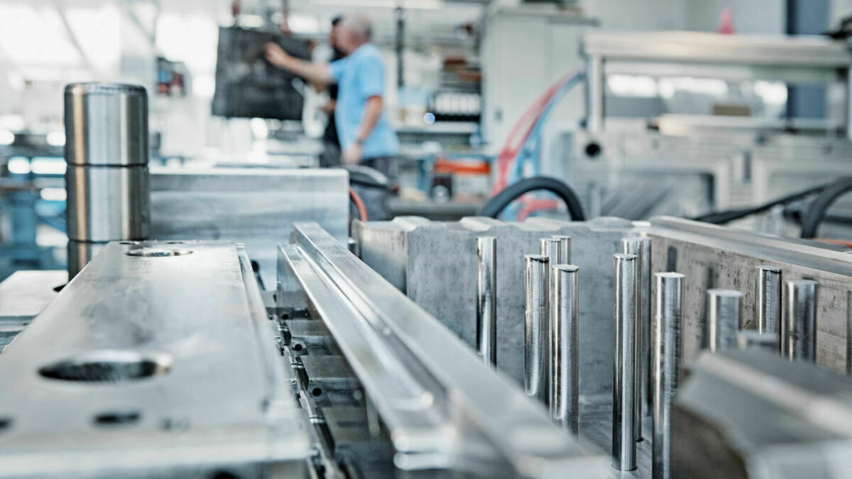 Plaston rutscht in die roten Zahlen