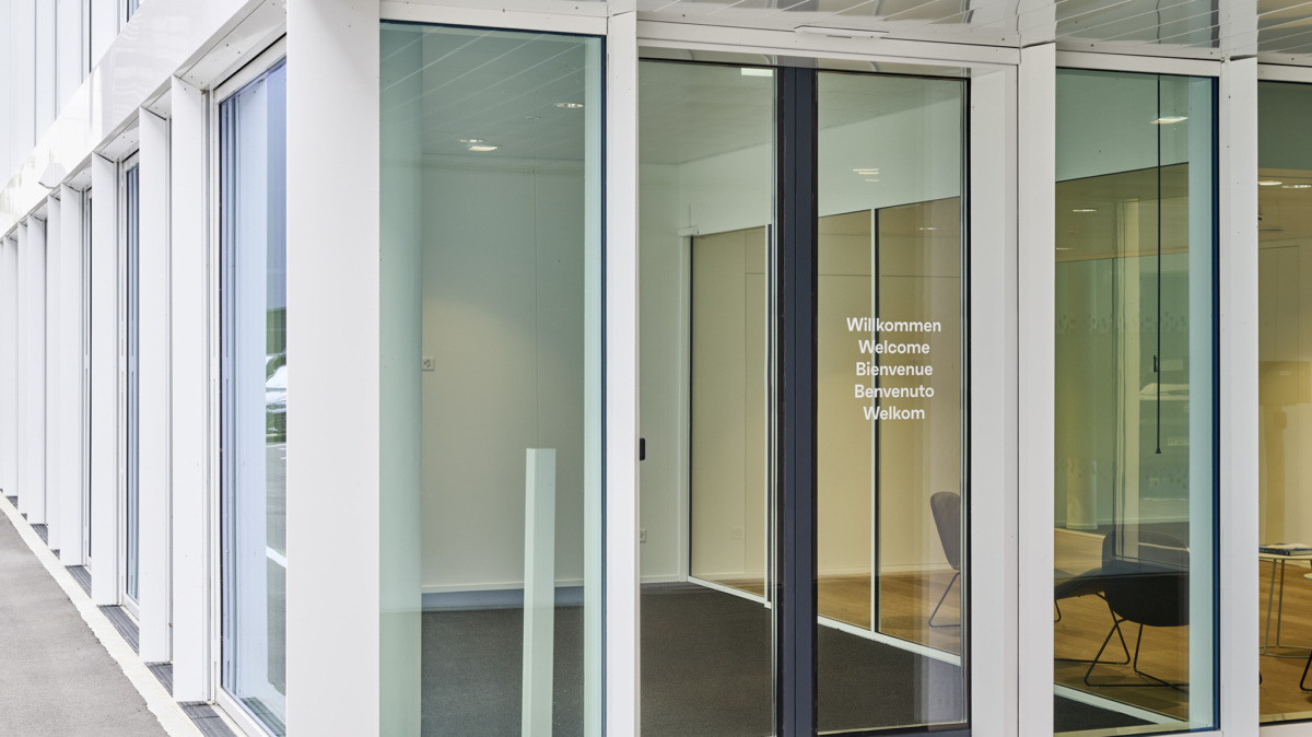 Schiebetür forster unico mit Einbruchhemmung (RC2), eigens entwickelt für den Eingangsbereich des Bürogebäudes.