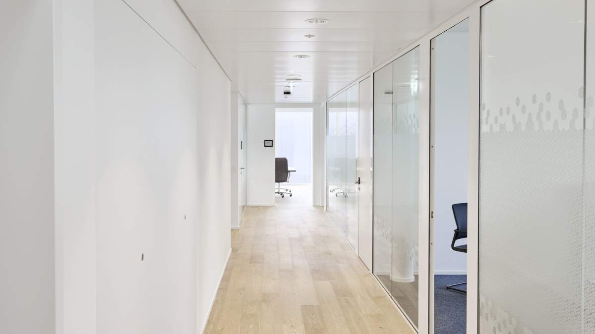 Von innen nach aussen: Nicht nur für die Festverglasungen im Inneren, auch für die Fassade des Bürogebäudes wurden Forster Profilsysteme verwendet.