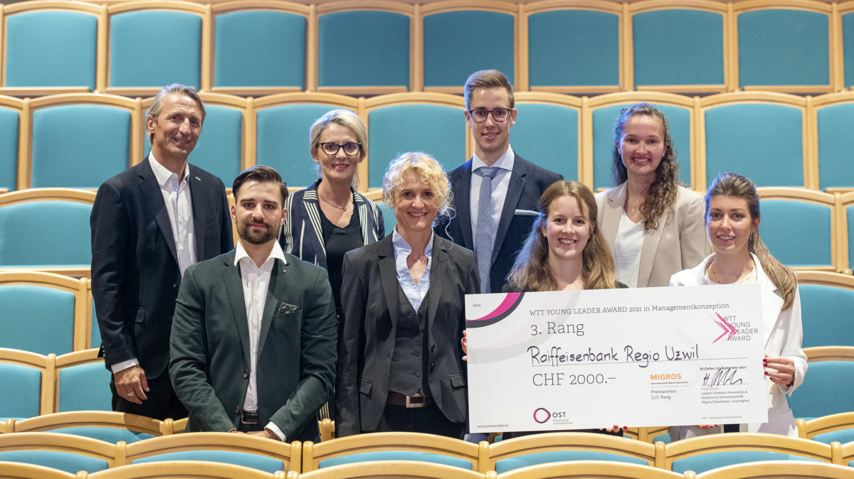 Das Projektteam «Raiffeisenbank Regio Uzwil» mit Preisstifterin Heidi Bösch, Genossenschaft Migros Ostschweiz (vorne Mitte), Coach Sigmar Willi (links aussen) und Judit Fröhlich in Vertretung der Auftraggeberin (neben Coach)