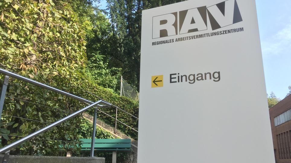 Zahl der Arbeitslosen steigt um fast 50 Prozent