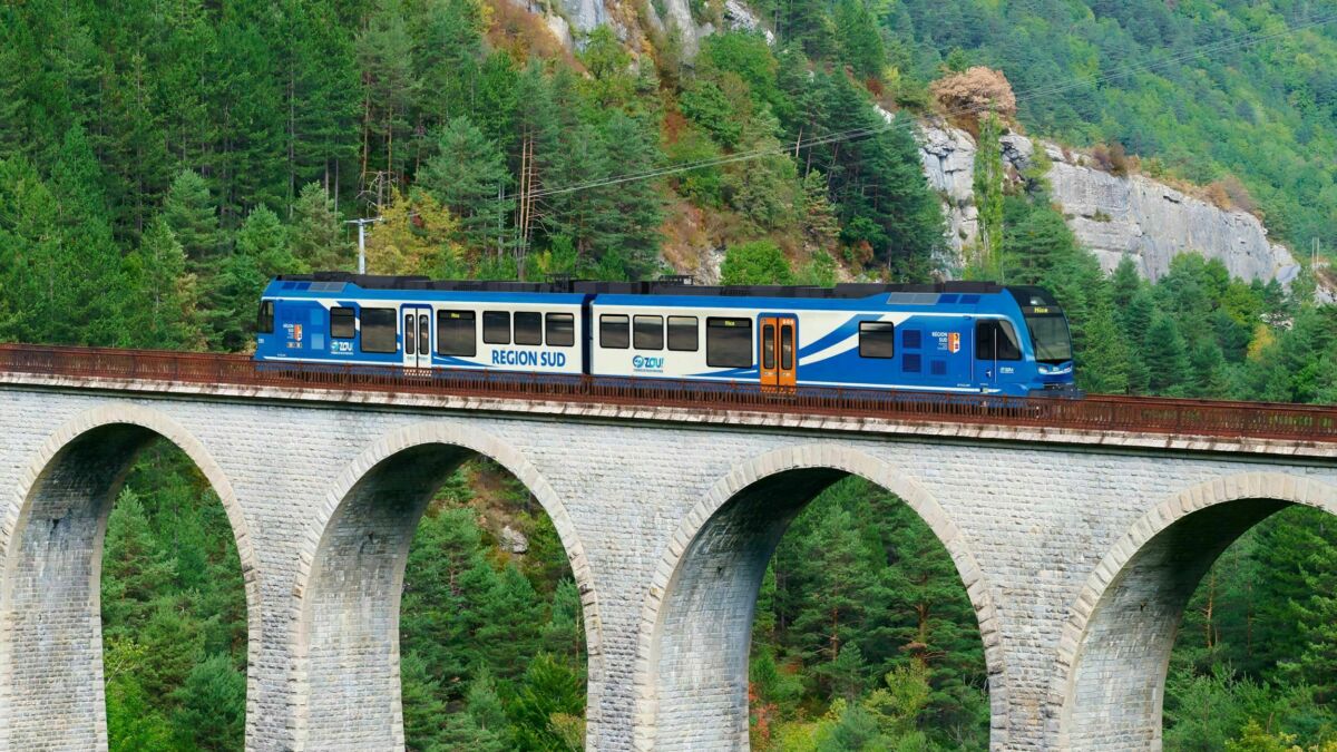 Stadler liefert acht Hybrid-Meterspur-Triebzüge in die Provence