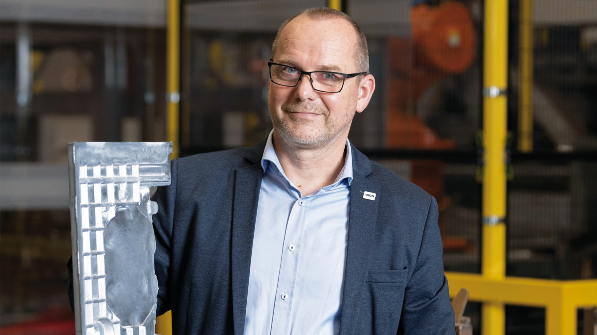Andreas Müller, CEO der DGS DruckgussSysteme AG, mit einem in Winkeln produzierten Fahrzeugteil.