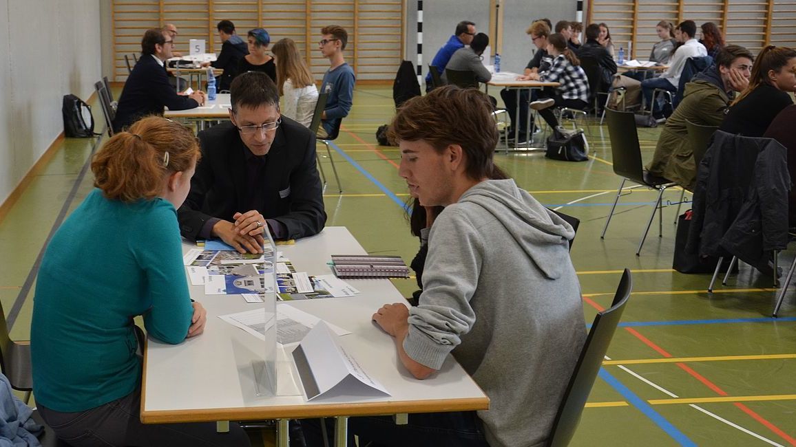 „Berufswahl-Speed-Dating“ für Kantischüler