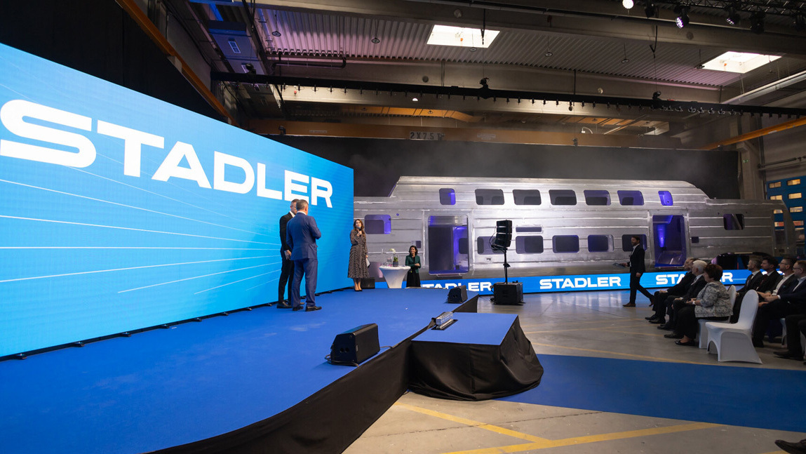 Stadler präsentiert ersten in Ungarn produzierten Doppelstockwagen