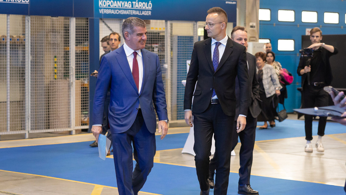 Stadler-Verwaltungsratspräsident Peter Spuhler (l.) und der ungarische Aussen- und Handelsminister Péter Szijjártó im Werk in Szolnok