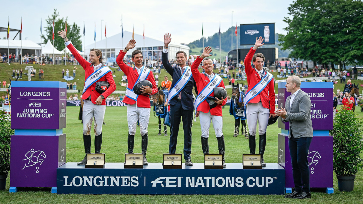 Die siegreiche Schweizer Equipe am Nationenpreis 2022 des Longines CSIO St.Gallen