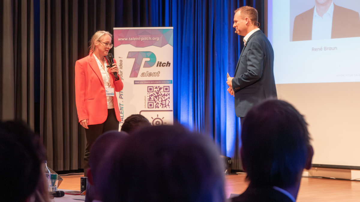 Moderator Christoph Lanter und Jurorin Bettina Hein