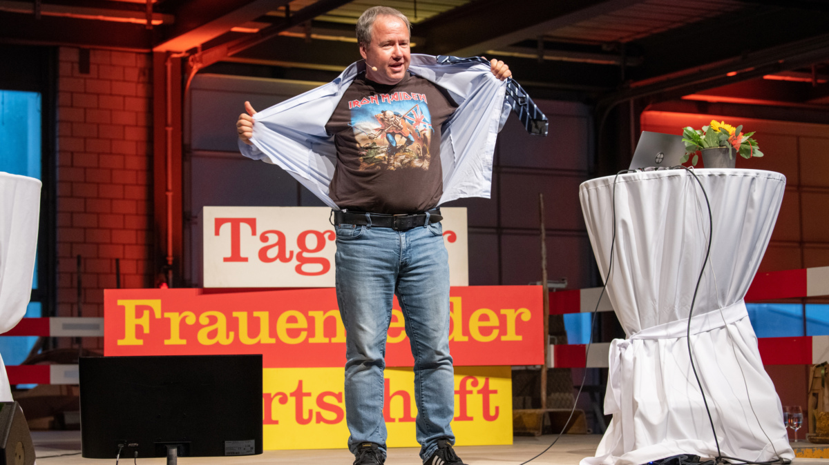 Tobias Schrödel verwandelt sich auf der Bühne vom Vortragenden in einen Hacker.