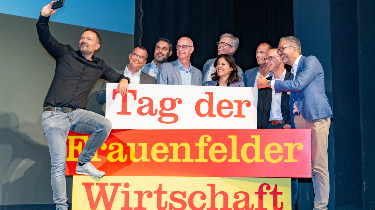 Leo Martin macht sein Erinnerungsbild mit dem OK Tag der Frauenfelder Wirtschaft am Morgenevent im Casino Frauenfeld