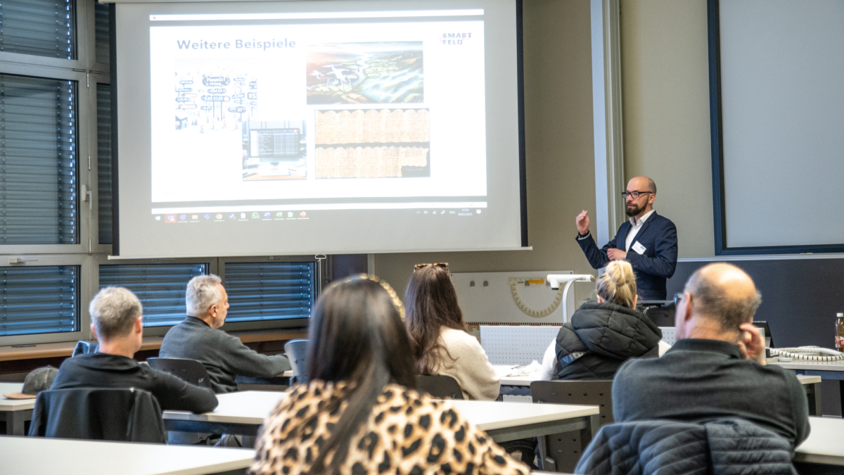 Thomas Rastija von Smartfeld hat in einem Workshop aufgezeigt, auf welcher Grundlage Künstliche Intelligenz Daten sortiert, verarbeitet und Entscheidungen trifft