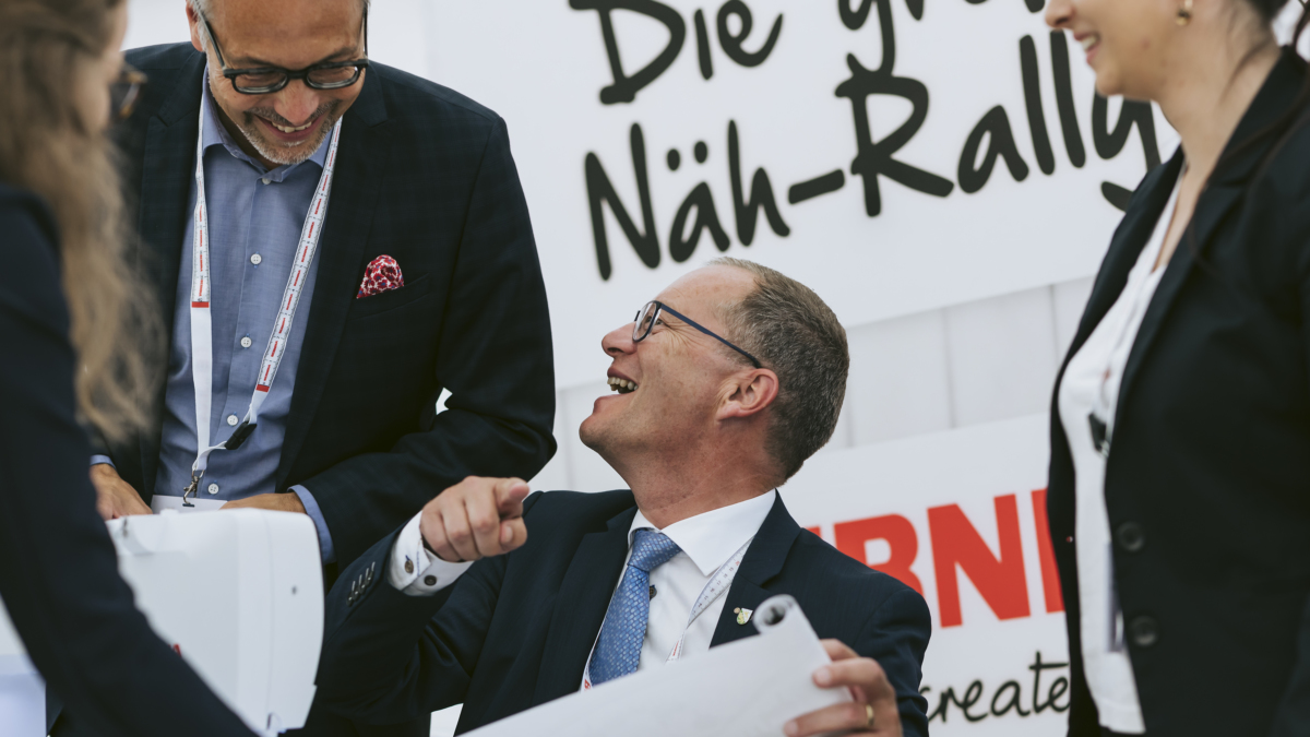 Regierungsrat Walter Schönholzer und Amtsleiter Daniel Wessner geben an der Näh-Rally Gas
