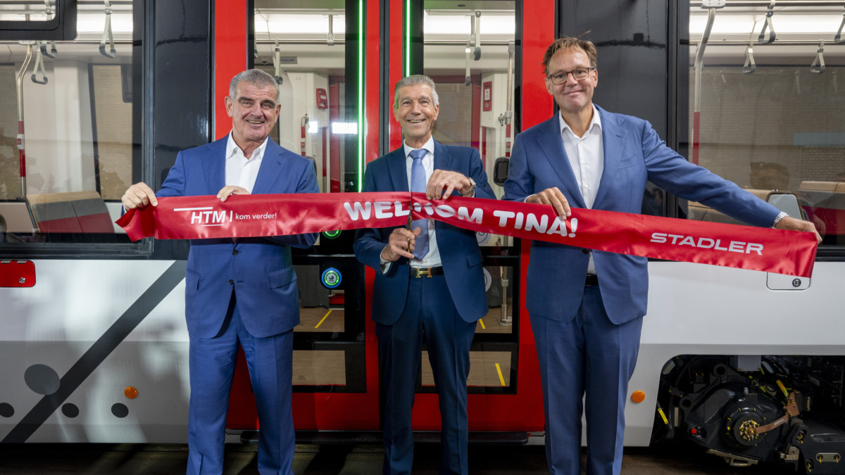 Stadler liefert erstes Tram nach Den Haag