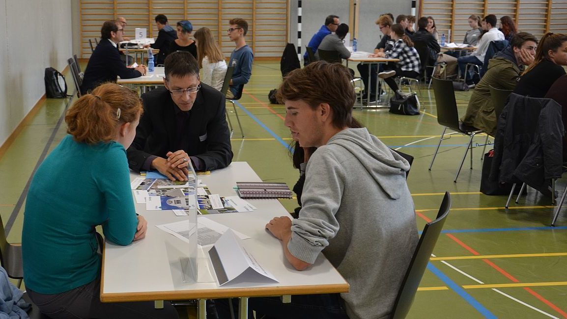 Berufswahl-Speed-Dating für St.Galler Kantonsschüler