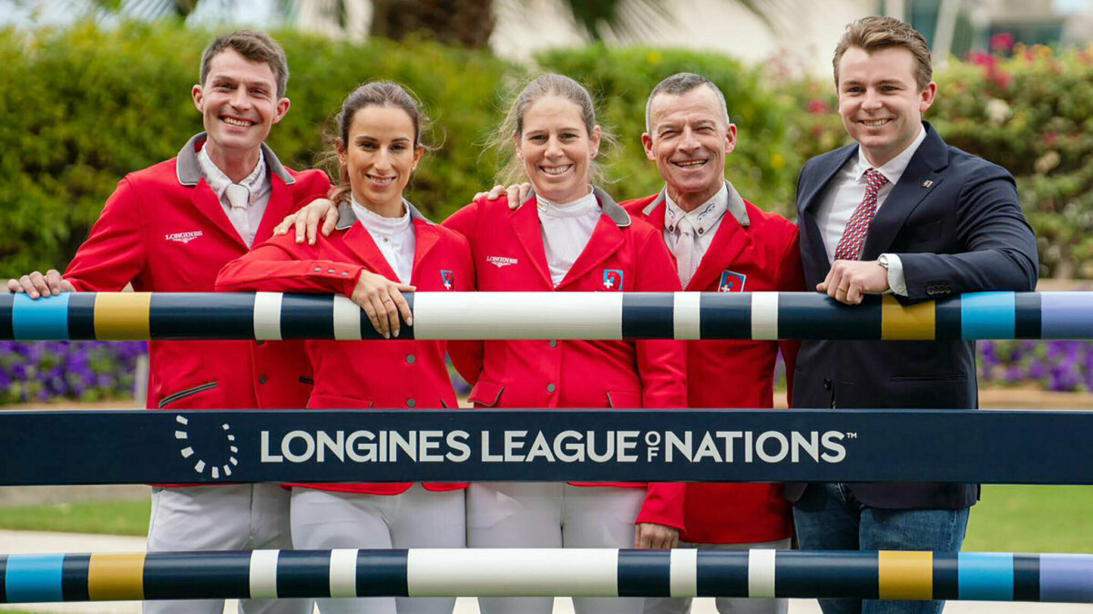 Von rechts: Peter van der Waaij mit Pius Schwizer, Barbara Schnieper, Janika Sprunger und Elian Baumann