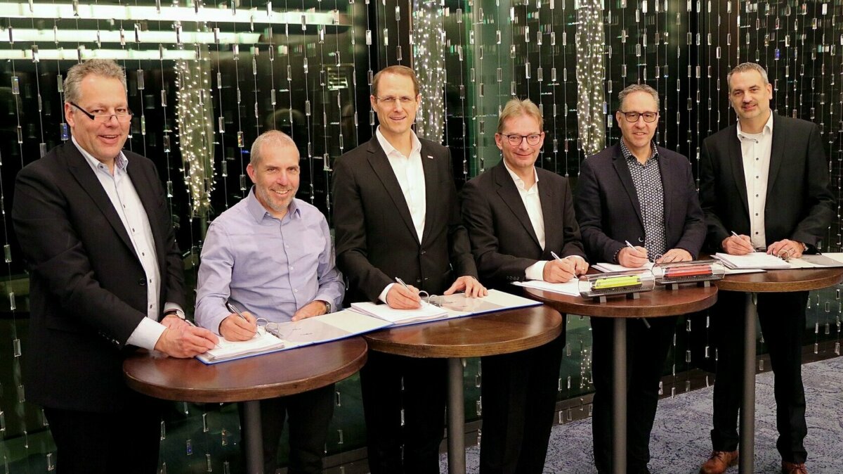 Neue Stadler-Bahndienstlokomotiven für RhB und MGBahn