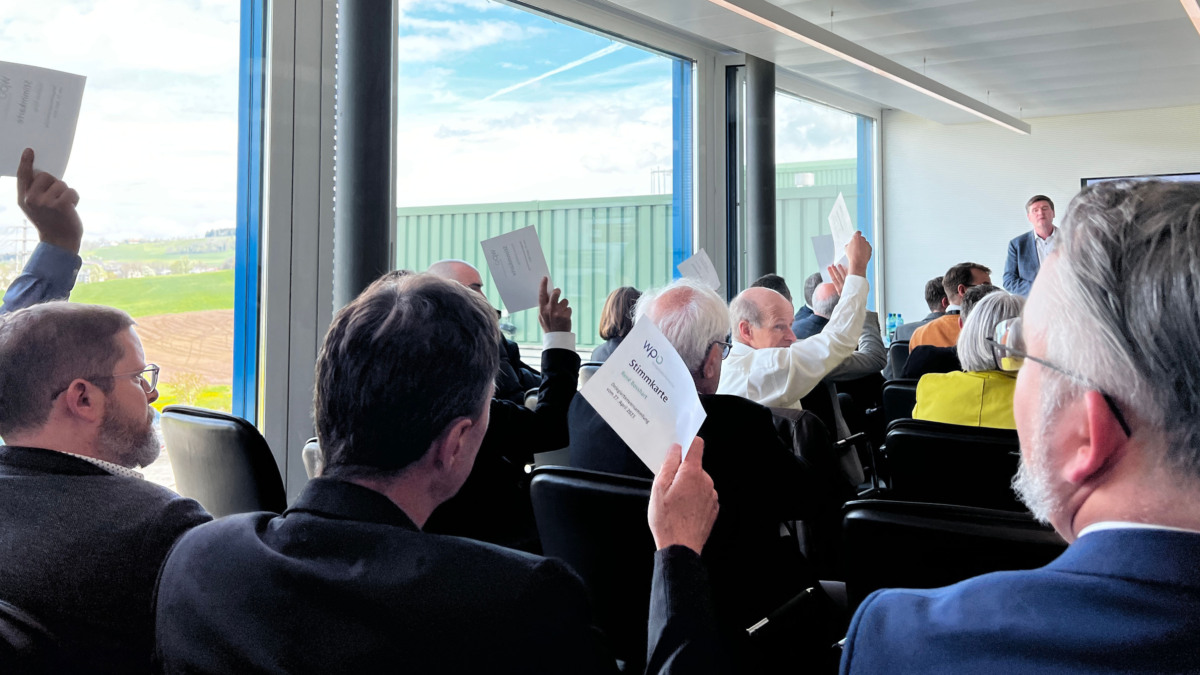 Die WPO-Delegierten stimmen sämtlichen Anträgen des Vorstands zu. Im Saal der Firma SCHMOBI fanden sich nebst den WPO-Delegierten auch Vertretende aus Vorstand und Wirtschaftskommission sowie Partner des Vereins.