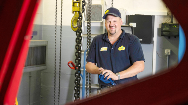 Der Seilbähnler, der auch Gästebetreuer ist