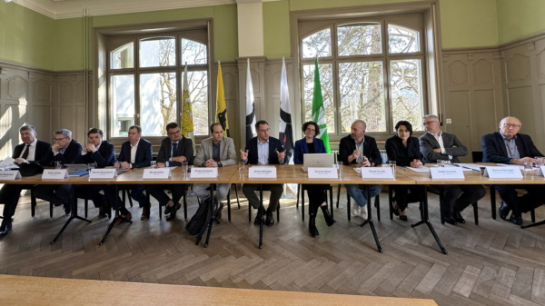 Ostschweizer Kantone kämpfen für rasche Realisierung zentraler Verkehrsprojekte