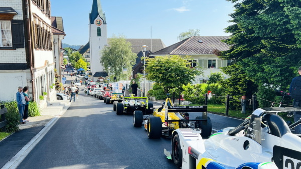 Motorsport, Adrenalin und ein Highlight am Himmel