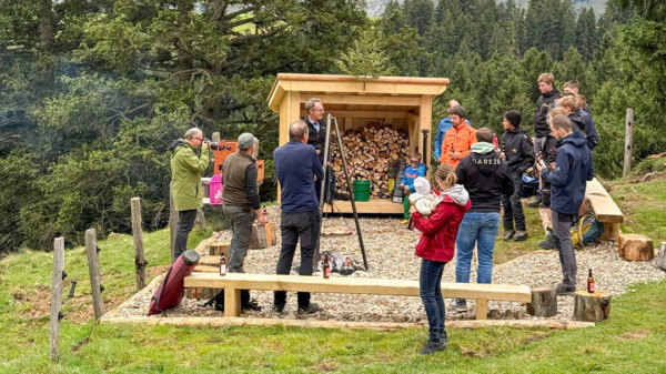 Appenzeller Lehrlinge bauen nachhaltige «Holzkaalte»